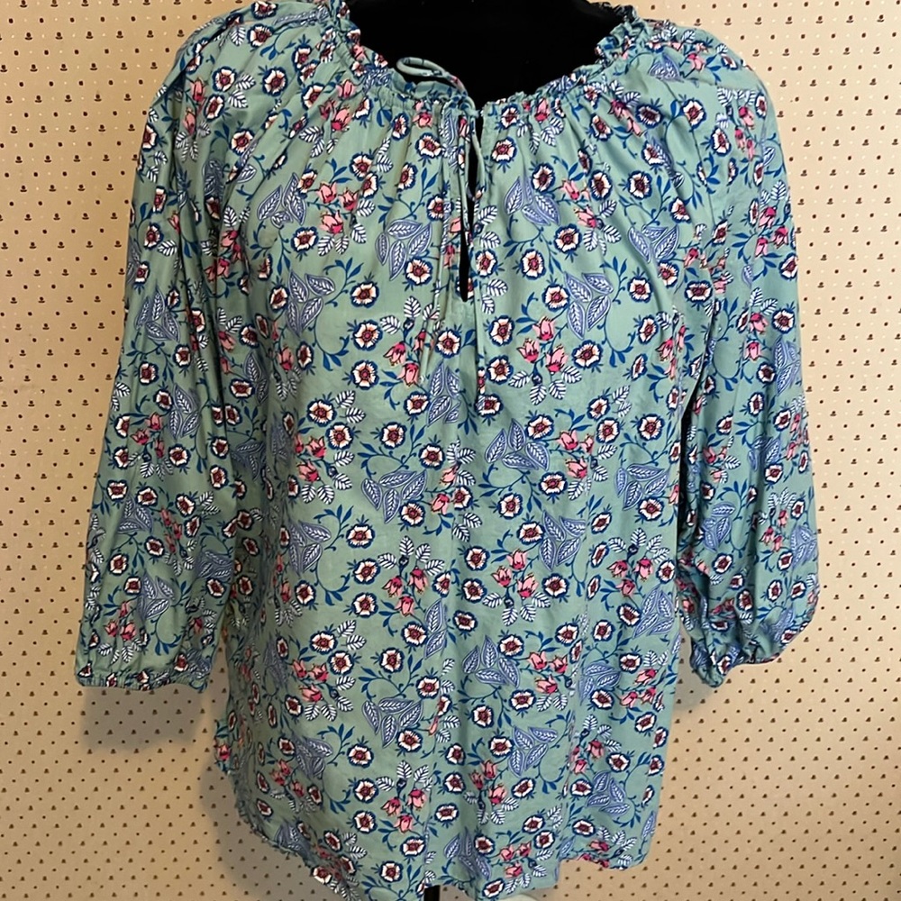 Loft 3/4 sleeve green floral top in size small. EUC.